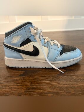 Air Jordan Mid Sneakers in Ice Blue/Black/White Size 6 Youth
